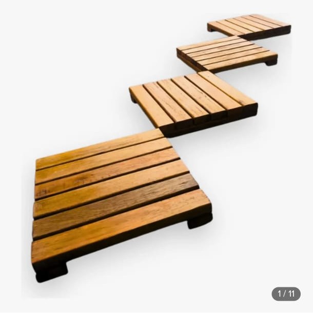 Quatro módulos de deck quadrado em madeira de eucalipto envernizada
