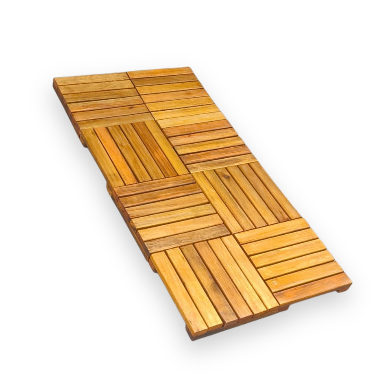 Foto real do deck modular 50 por 50 em madeira de eucalipto
